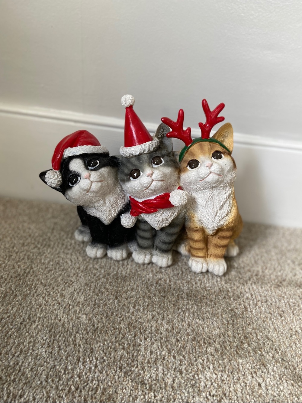 NWOT Christmas Holiday Cat Trio Resin Statue Decor TJ Maxx - Picture 3 of 15